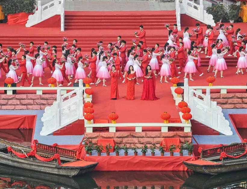 央視唱響新時(shí)代，走進(jìn)臺兒莊雙層水上舞臺
